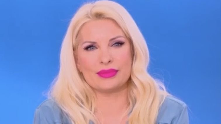 Ελένη Μενεγάκη: "Έλεγα μέσα μου αφού είναι δικά μου, με τον ίδιο πατέρα, πώς γίνεται να..."