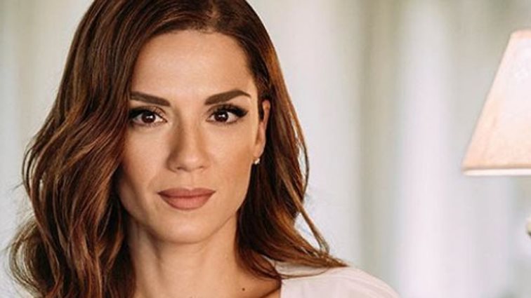 Νέο look για τη Βάσω Λασκαράκη: &quot;Με σταματάνε στο δρόμο και με ρωτάνε τι χρώμα βαφής χρησιμοποιώ&quot;