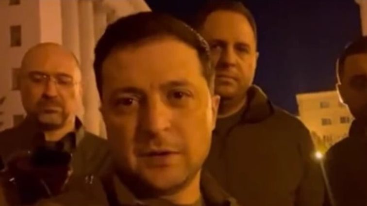 Δραματικό μήνυμα Ζελένσκι από το Κίεβο: Βρισκόμαστε όλοι εδώ για να υπερασπιστούμε την ανεξαρτησία μας [Βίντεο]