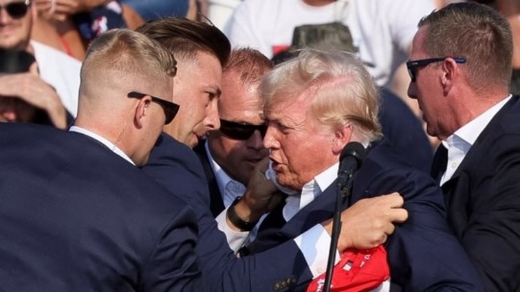 Πυροβόλησαν τον Τραμπ σε προεκλογική συγκέντρωση: Ελαφρύς ο τραυματισμός του - Νεκρός ο δράστης και ένας πολίτης