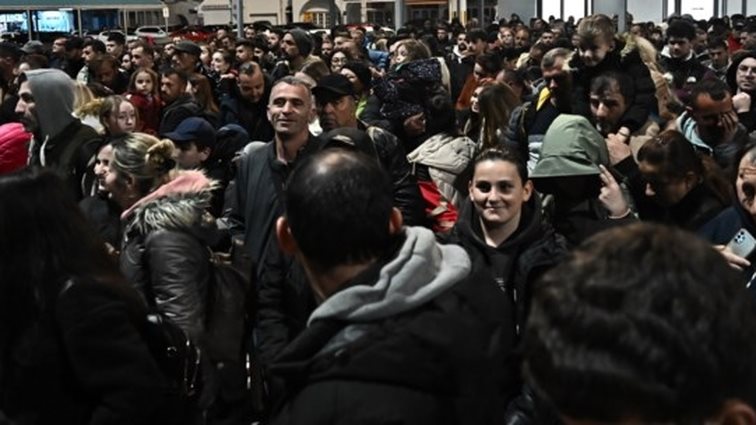 Ωρες αγωνίας στη Σαντορίνη: Νέος σεισμός 4,9 Ρίχτερ τα ξημερώματα - Το αδιαχώρητο στo λιμάνι του νησιού