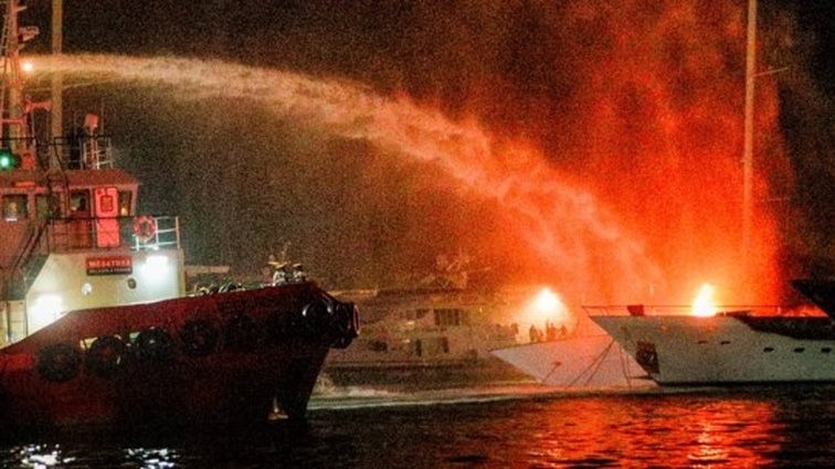 Μεγάλη φωτιά στη Μαρίνα Ζέας | Παρανάλωμα 3 πολυτελή γιοτ - 10 απεγκλωβισμοί από το λιμενικό, ένας πυροσβέστης στο νοσοκομείο