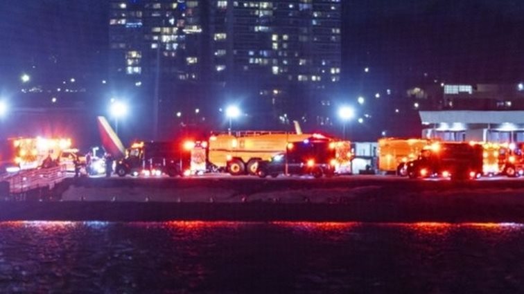 Αεροπλάνο με 60 επιβάτες συγκρούστηκε με στρατιωτικό ελικόπτερο στην Ουάσιγκτον και κόπηκε στα δύο [βίντεο]