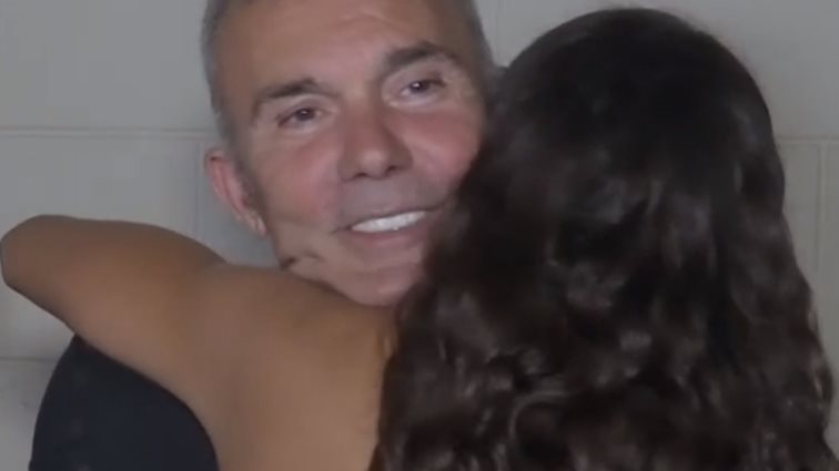 Η τρυφερή αγκαλιά του Στέλιου Ρόκκου με την κόρη του - "Έχω ένα όπλο, ένα φτυάρι και ένα άλλοθι για τα παιδιά μου"