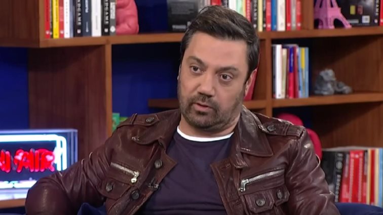 Ο Γιώργος Θεοφάνους στο "Στούντιο 4": Ο λόγος που δεν μιλούσε με τον πατέρα του, η πράξη που μετάνιωσε &amp; το παρασκήνιο πίσω από την "Πέτρα" της Δέσποινας Βανδή και τον χωρισμό της