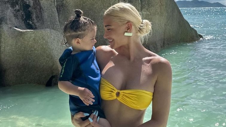 Η Ιωάννα Τούνη δημοσίευσε φωτογραφίες του γιου της από τις Σεϋχέλλες: "Καυτό τροπικό γκομενάκι 16 μηνών"