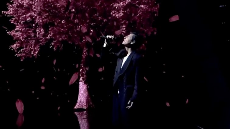 Ο Σάκης Ρουβάς ερμήνευσε το νέο του τραγούδι στη σκηνή του The Voice!