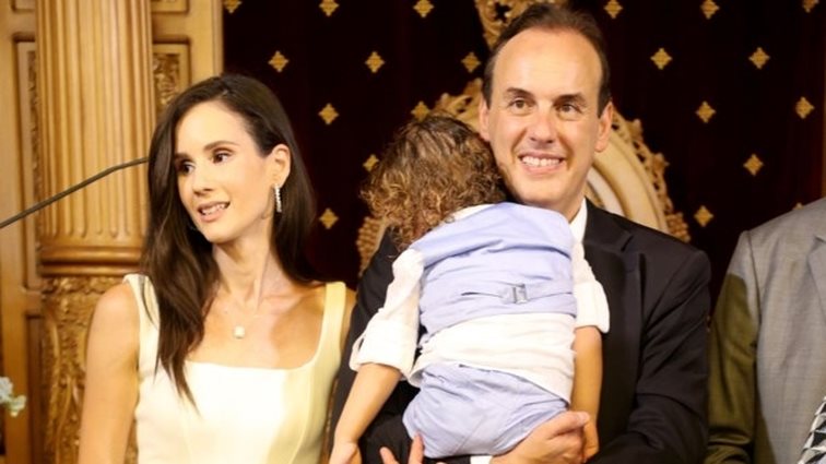 Ο δήμαρχος Γλυφάδας βάφτισε τον γιο του: Η κομψή μαμά με λευκό φόρεμα, οι κόρες με τα ίδια φορέματα &amp; ο στολισμός με ορτανσίες