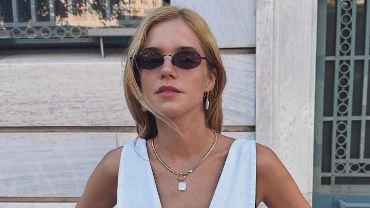 Καλεσμένη σε γάμο τον Σεπτέμβριο; | Η Νατάσα Εξηνταβελώνη προτείνει την ιδανική απόχρωση στο φόρεμα σου για αυτή την εποχή