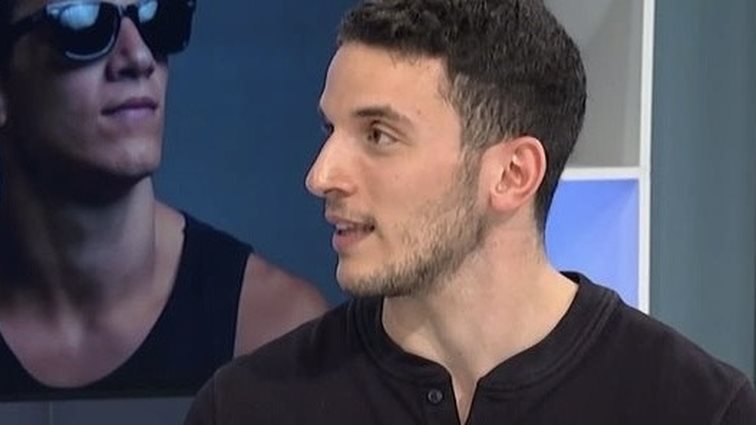 Ο Άγγελος Πεντάρης μιλάει για την εγκεφαλική παράλυση και το πως το διαχειρίστηκαν οι γονείς του