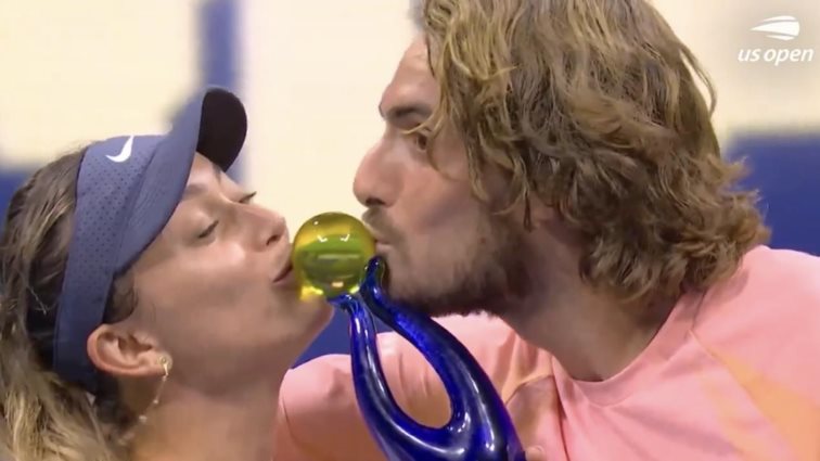 Το φιλί του Στέφανου Τσιτσιπά &amp; της Πάουλα Μπαντόσα στο στόμα μετά την κατάκτηση του πρώτου τους τίτλου ως ζευγάρι