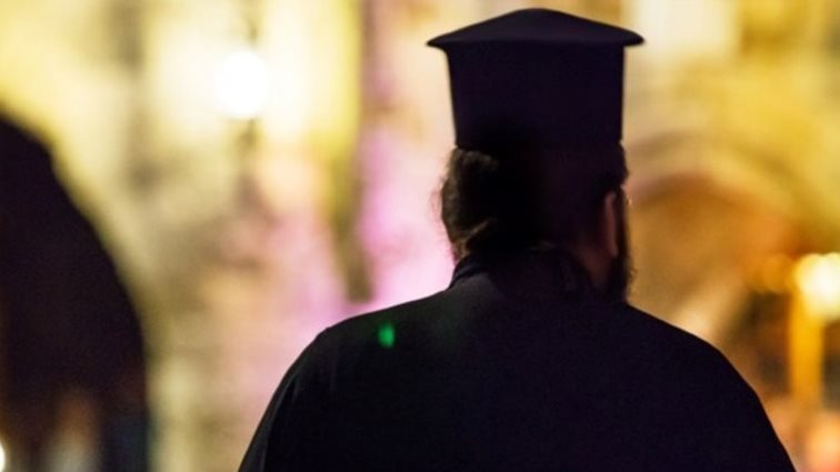 Αποτροπιασμός στην Κρήτη: Ιερέας προέτρεπε και ενθάρρυνε να πυροβολούνται οι αδέσποτοι σκύλοι και οι φιλόζωοι