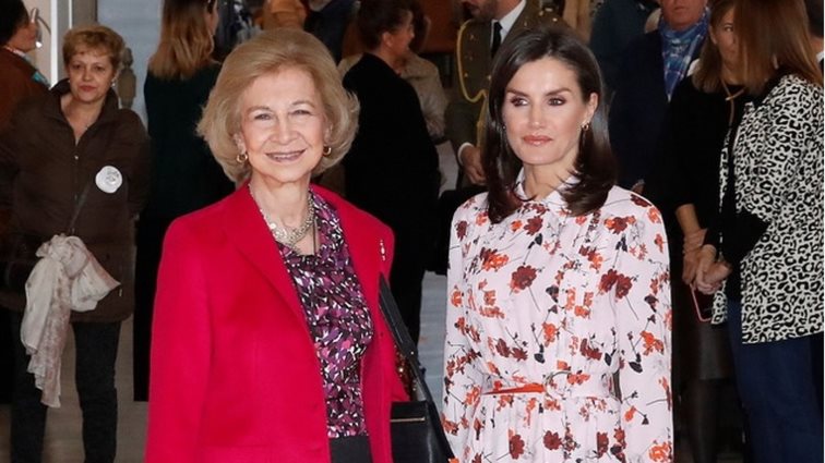 Η αμηχανία της Λετίσια: Ο Φελίπε αγκαζέ με τη μητέρα του βασίλισσα Σοφία, αγνοώντας τη σύζυγό του