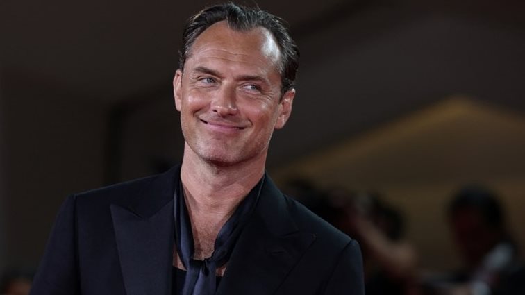 Τζουντ Λο: Ακαταμάχητος και καθόλου βαρετός στο κόκκινο χαλί του Φεστιβάλ Βενετίας - Χωρίς πουκάμισο, με το φανελάκι του