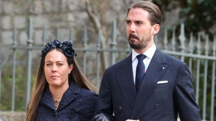 Στο Παρίσι με καπέλα με την ελληνική σημαία ο Φίλιππος και η Νίνα Φλορ: Οι φωτογραφίες με φόντο τον Πύργο του Άιφελ