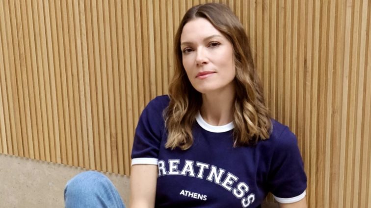 Η Βίκυ Καγιά προτείνει πώς να φορέσεις το τζιν παντελόνι στο γραφείο