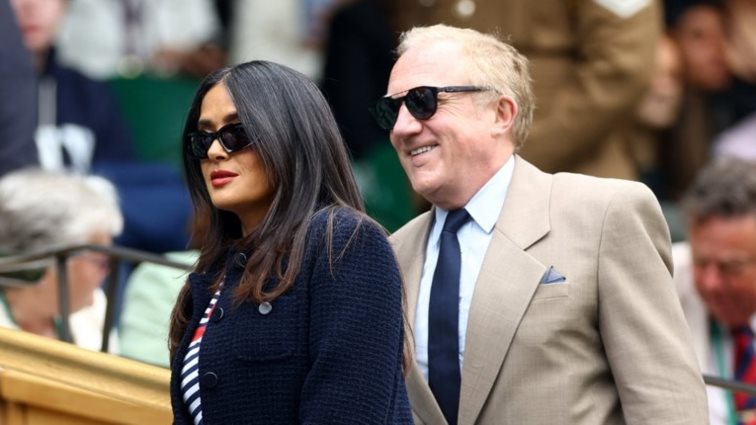 Με preppy look στο Wimbledon η Σάλμα Χάγιεκ: Το navy τουίντ μπλέιζερ που συνδύασε με τοπ και τσάντα Gucci