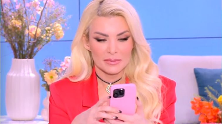 Η Κατερίνα Καινούργιου πήρε τηλέφωνο on air τον Δημήτρη Ουγγαρέζο: &quot;Είσαι κι εσύ άτυχος σαν κι εμένα&quot;