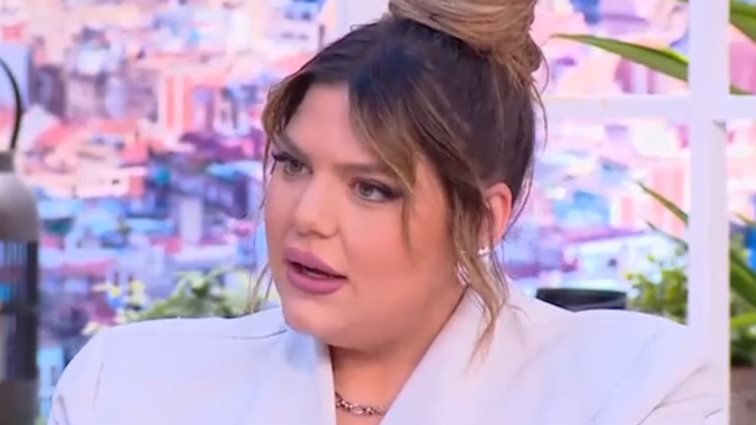 Δανάη Μπάρκα: "Χυδαίο να στέλνουν φωτογραφίες που κάποιος είναι αγκαλιά με έναν άνθρωπο από κινητά"