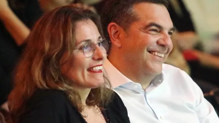 Ο Αλέξης Τσίπρας στο θέατρο με τη σύζυγό του - Το σοφιστικέ στιλ της Μπέττυς Μπαζιάνα