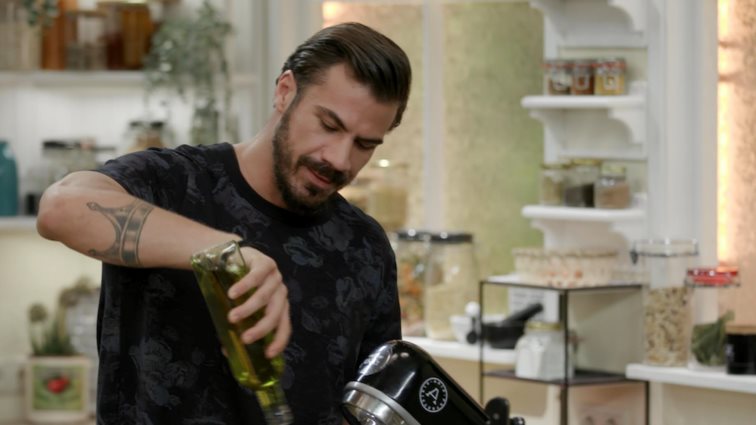 O Άκης Πετρετζίκης δίνει άρωμα Χριστουγέννων στις συνταγές του!