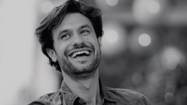 Η σπάνια φωτογραφία του Ορφέα Αυγουστίδη αγκαλιά με τη σύζυγό του, Γεωργία Κρασσα