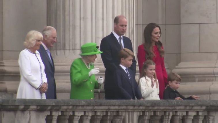 H παρέλαση του Πλατινένιου Ιωβηλαίου | Το ολόγραμμα της βασίλισσας Ελισάβετ και η εμφάνιση στο μπαλκόνι του Buckingham