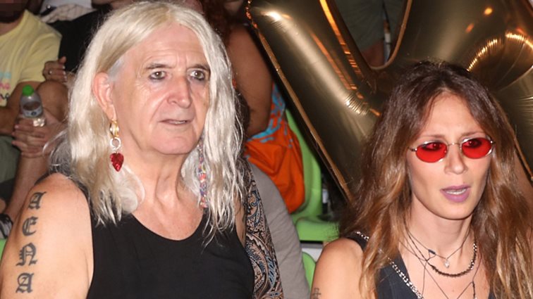 Το φιλί της Έλενας Φερεντίνου με τον Νίκο Καρβέλα και οι δημόσιες ευχές για τα γενέθλιά του