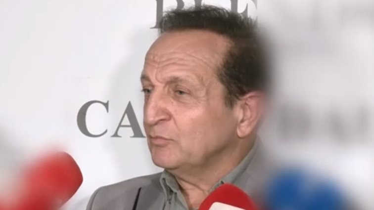 Ο Σπύρος Μπιμπίλας δέχτηκε χυδαία επίθεση στο δρόμο μετά την ψήφιση του νομοσχεδίου για τα ομόφυλα ζευγάρια