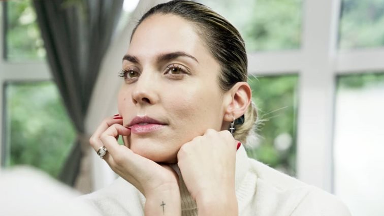 Η Μαντώ Γαστεράτου φωτογραφίζει τον σύζυγό της με τα παιδιά τους στην πρώτη μέρα στο σχολείο