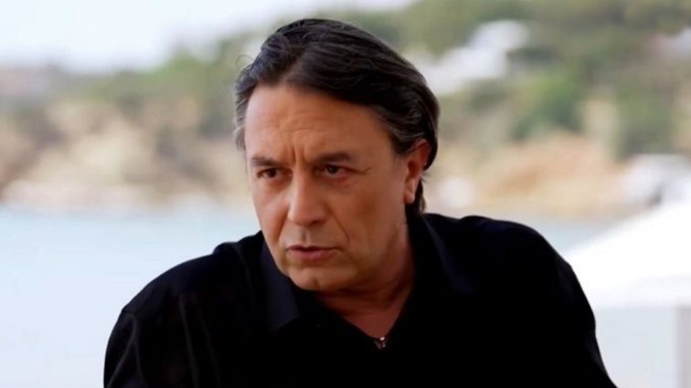 Ο Γιάννης Κότσιρας κατά της Εύης Δρούτσα επί σκηνής: Εάν λέμε το &quot;τα&quot; τρεις φορές, κινδυνεύουμε να φάμε μήνυση