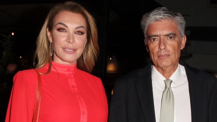 Η Τατιάνα Στεφανίδου με μαύρο εφαρμοστό φόρεμα με γούνινες λεπτομέρειες σε βάφτιση