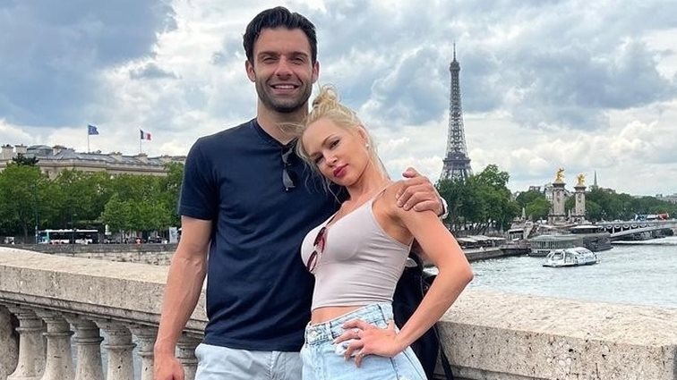 Η ιδιαίτερη αφιέρωση του Γιώργου Τζαβέλλα στη Βίκυ Κάβουρα κατά τη διάρκεια του αγώνα