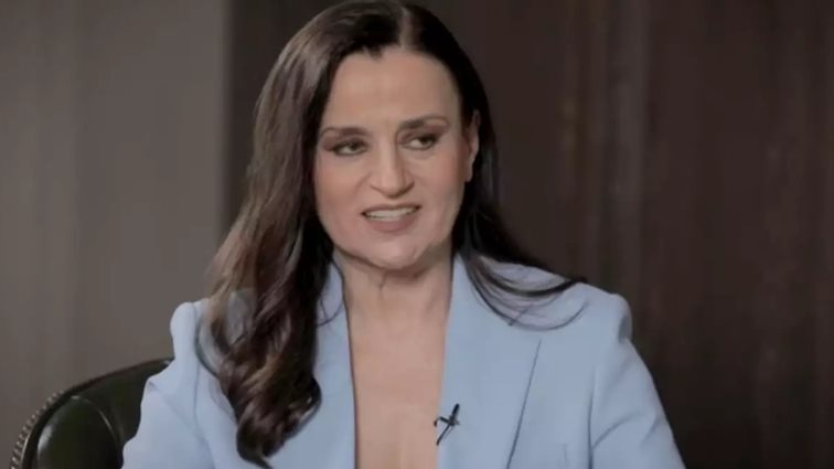 Καρυοφυλλιά Καραμπέτη: &quot;Με τον Μηνά Χατζησάββα ανασαίναμε ο ένας με την ανάσα του άλλου, με συγκλόνισε η απώλειά του&quot;