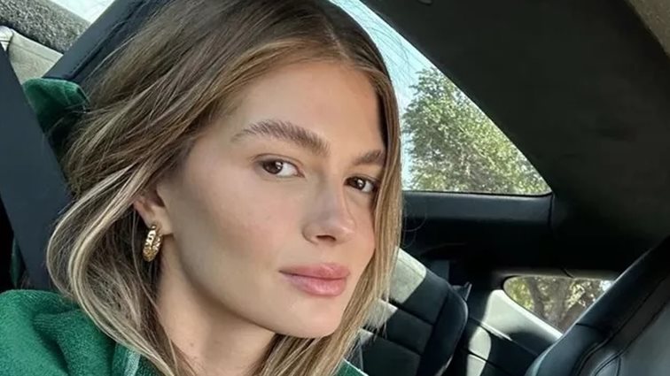 H Αμαλία Κωστοπούλου φόρεσε cowboy hat και το τέλειο λευκό φόρεμα σε country συναυλία