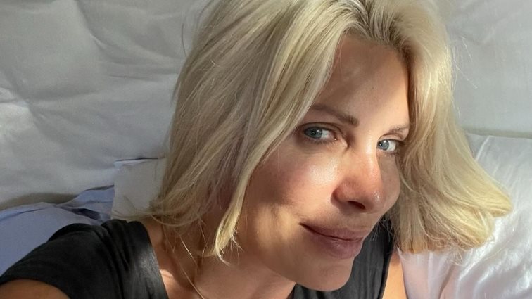 Η Ελενη Μενεγάκη ποζάρει στο κρεβάτι της χωρίς ίχνος μακιγιάζ: &quot;Αυτό θα πει με την τσίμπλα στο μάτι&quot;