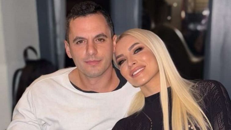 Ο Παναγιώτης Κουτσουμπής μοιράστηκε μια νέα φωτογραφία από το στολισμένο σαλόνι του σπιτιού της Κατερίνας Καινούργιου