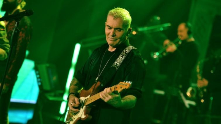 Σπίτι με το MEGA: Δείτε τον Στέλιο Ρόκκο να ερμηνεύει το &quot;Σμαράγδια και Ρουμπίνια&quot; στη σκηνή του Δημοτικού Θεάτρου Πειραιά