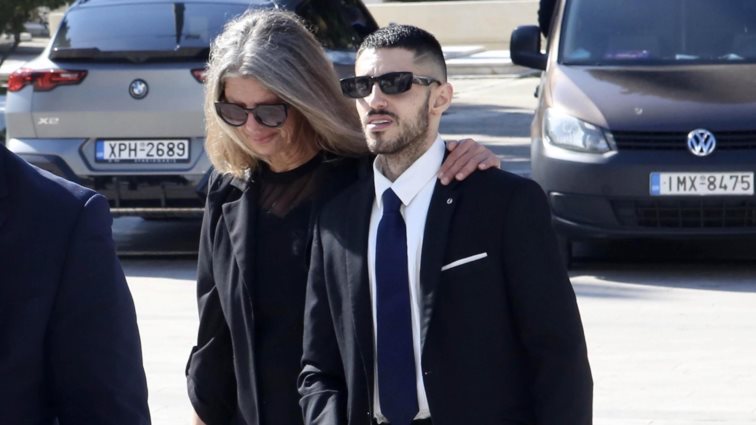 Συγκινημένα τα παιδιά του Δημήτρη Κολλάτου στο τελευταίο &quot;αντίο&quot;