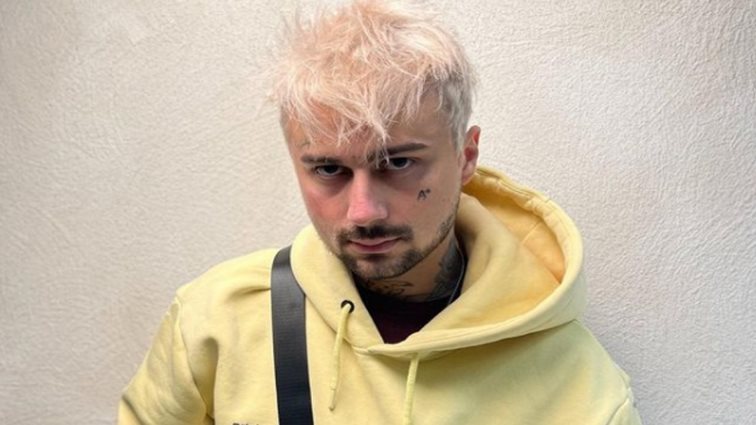 Ο Sin Boy δέχθηκε άγρια επίθεση την ώρα που έκανε live σε κομμωτήριο - Δείτε το σοκαριστικό βίντεο