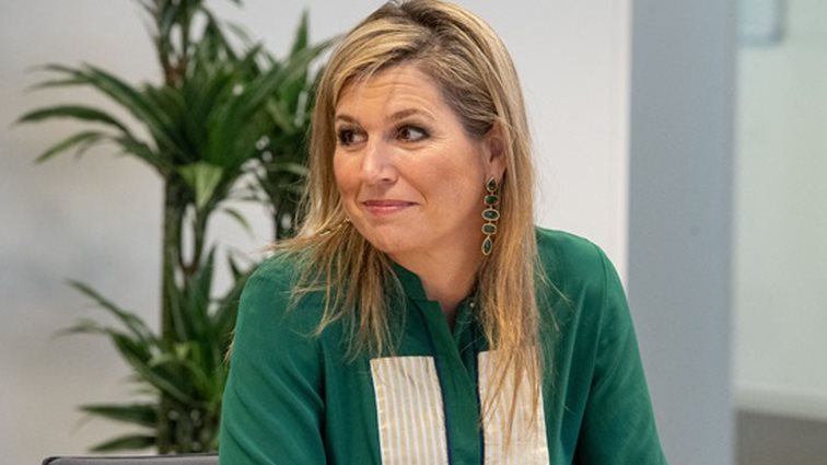 Βασίλισσα Μάξιμα: Φόρεσε το signature μεταξωτό top ελληνικού brand που αγαπούν οι celebrities