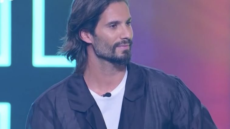 "Πάγωσε" τον Γιώργο Καράβα ο Νίκος Μουτσινάς: "Θα σου κάνω μια κίτρινη ερώτηση"