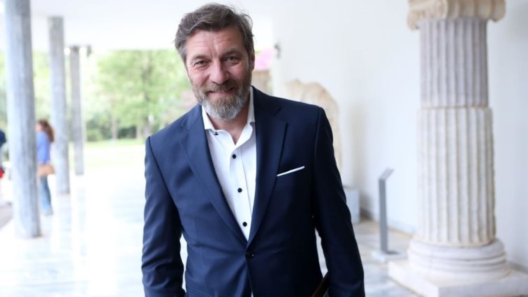 Αγνώριστος ο Γιάννης Στάνκογλου στα γυρίσματα της νέας σειράς που θα πρωταγωνιστήσει