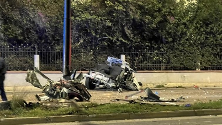 Τραγωδία στη λεωφόρο Βουλιαγμένης: Καραμπόλα τριών οχημάτων με 2 νεκρούς και έναν σοβαρά τραυματία - Κόπηκε στη μέση το ΙΧ