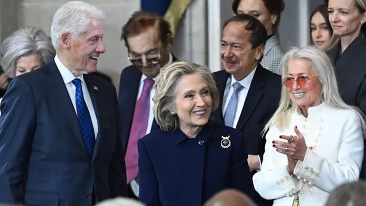 Oρκωμοσία Donald Τrump | O συμβολισμός πίσω από τη χρυσή καρφίτσα που επέλεξε η Hillary Clinton στο Καπιτώλιο