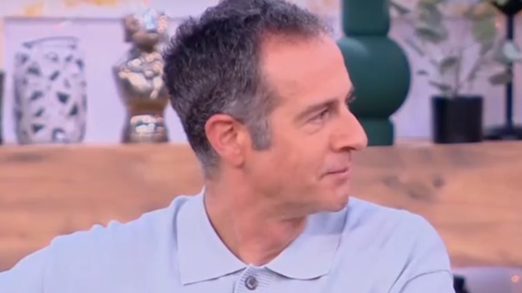 Άρης Καβατζίκης: "Στις ξένες τουαλέτες κάνω το σύστημα… πελαργός" - Άναυδη η Δανάη Μπάρκα