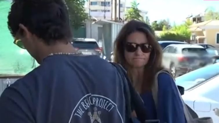 Τα πρώτα πλάνα της κόρης της Μαρινέλλας, Τζωρτίνας Σερπιέρη και του εγγονού της έξω από το νοσοκομείο