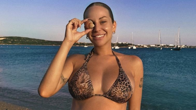 Οι νέες φωτογραφίες της Ανδρομάχης με φουσκωμένη κοιλιά και μπικίνι από τις διακοπές της