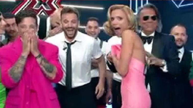 "X-Factor" | Ο Ηλίας Ψινάκης εισέβαλε στo backstage &amp; κατέβασε το φόρεμα της Κατερίνας Λιόλιου