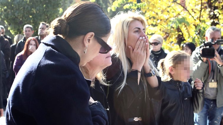 Το τελευταίο αντίο στον Νίκο Σαργκάνη | Συντετριμμένη η κόρη του, Μιρέλλα Σαργκάνη